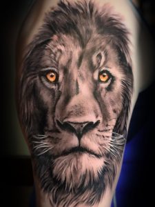Tatuaje realista de un Leon hecho en Vault Tattoo